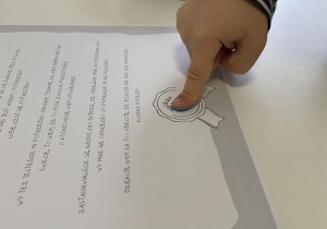 dziecko "podpisuje" list odciskiem palca